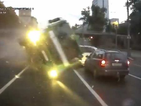 બેકાબૂ બની ટો ટ્રક ને થયા આવા હાલ