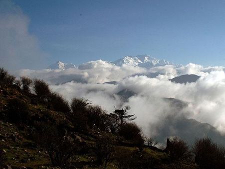 દૂર સુધી ફેલાયેલા પહાડો