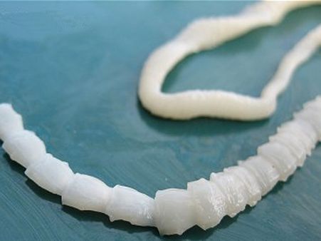 માતાએ દિકરીને સુંદર અને નમણી બનાવવા ખવડાવ્યા કીડા!