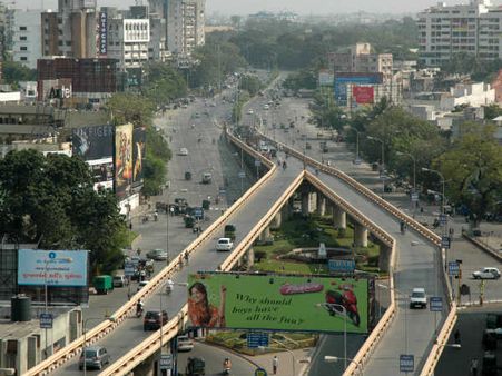 સુરતમાં વિદ્યાર્થીઓને કહેવાય છે : ભણવાનું છોડો, મચ્છરોને શોધો