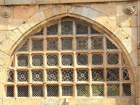 આખી જાળી એક જ પથ્થરમાંથી કંડારવામાં આવી છે આખી જાળી એક જ પથ્થરમાંથી કંડારવામાં આવી છે