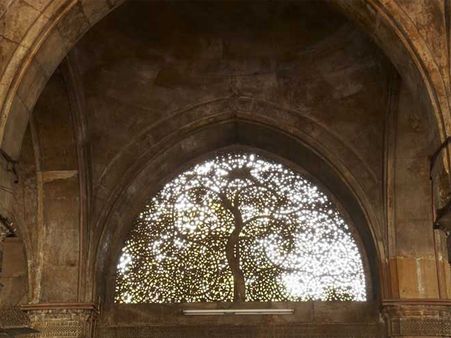 ઢળતા સૂરજની સામે કંઇક આવી દેખાય છે જાળી ઢળતા સૂરજની સામે કંઇક આવી દેખાય છે જાળી