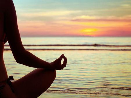 ઓશિકા-ચાદર ધોવે છે