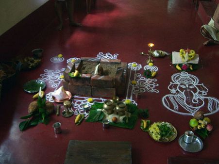 સીડીઓ નીચે