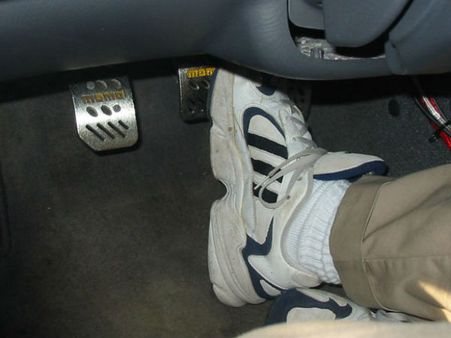 બ્રેક પેડલને દબાવતા રહો