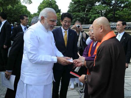 જાપાનના તોજી મંદિરમાં મોદીએ કર્યા દર્શન