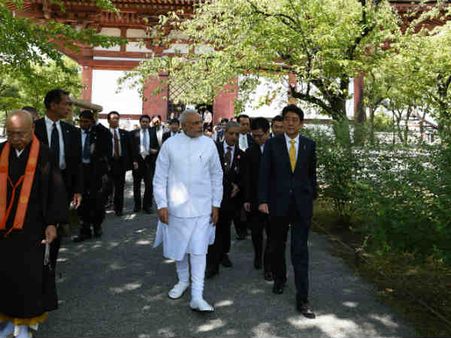 જાપાનના તોજી મંદિરમાં મોદીએ કર્યા દર્શન