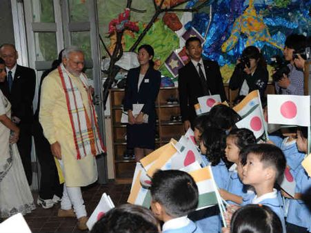 મોદી જાપાની વિદ્યાર્થીઓ સાથે