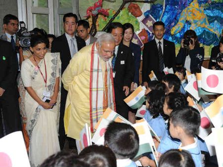 મોદી જાપાની વિદ્યાર્થીઓની મુલાકાતે