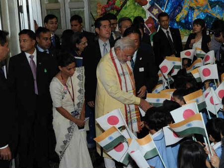 નરેન્દ્ર મોદીએ ટોક્યોની શાળામાં વગાળી વાંસળી