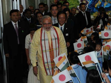 મોદી જાપાની વિદ્યાર્થીઓની મુલાકાતે
