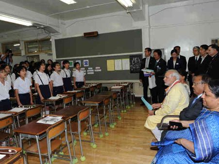 મોદી જાપાની વિદ્યાર્થીઓની મુલાકાતે