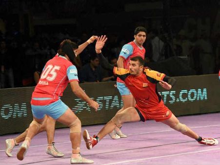 બેંગલુરુ બુલ્સ અને જયપુર પિંક પેંથર્સ