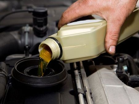 એન્જીન ઓઇલનું ટેન્ક સાથે રાખો