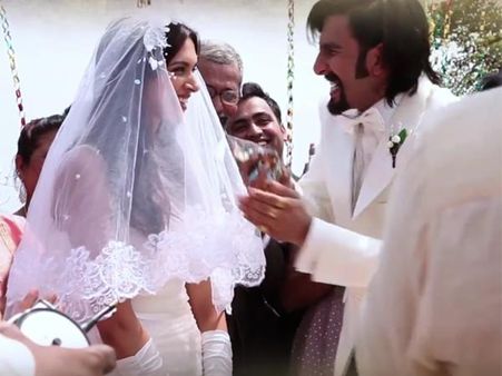 કેક ખવડાવવાનો પ્રયત્ન