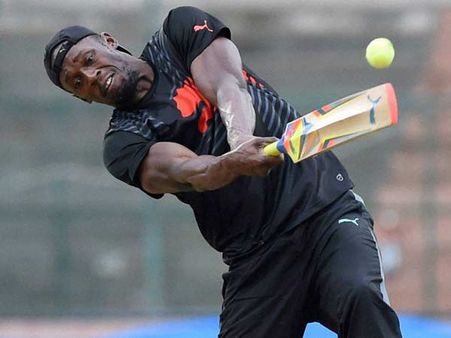 શોટ ફટકારતો બોલ્ટ