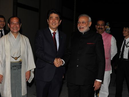 શિંઝો અબેએ મોદીનું કર્યુ સ્વાગત