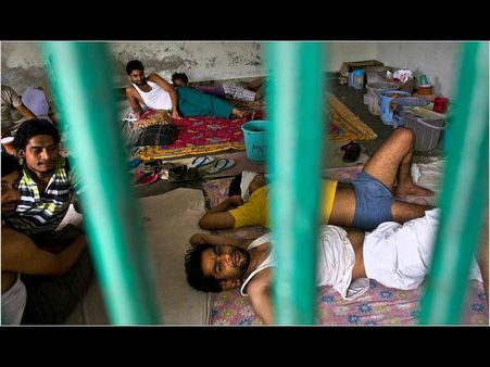 કેદીઓને મારે છે