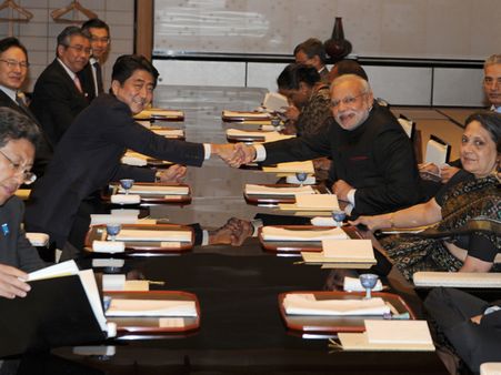 જાપાની શૈલિમાં જમવા બેસેલા મોદી