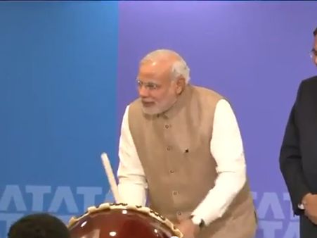 મોદીએ ટીસીએસના ઉદઘાટનમાં ડ્રમ પર હાથ અજમાવ્યો