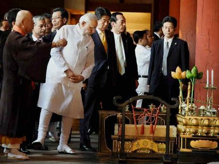 તોજી બૌદ્ધ મંદિરમાં મોદી