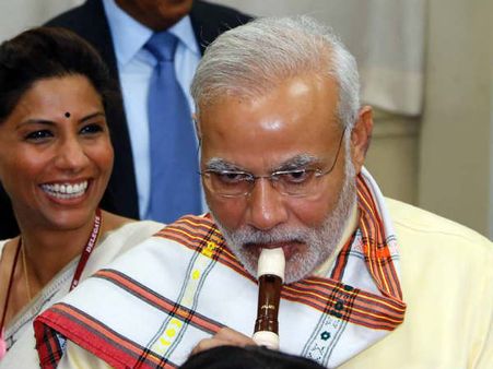 વાંસળીવાસક બન્યા મોદી