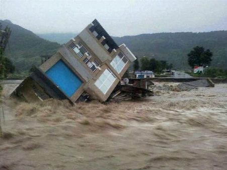 PICS: વરસાદે ધરતીના સ્વર્ગને બનાવી દીધું નરક