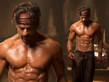 OMG!!! હૅપ્પી ન્યુ ઈયર માટે શાહરુખે બતાવ્યા 8 Pack Abs!