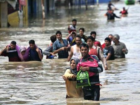 300 ગુજરાતી પર્યટકો જમ્મુ કાશ્મીરના પૂરપ્રકોપમાં ફસાયા