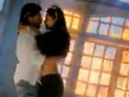 VIDEO/PICS : અડધી રાત્રે લૉન્ચ થયું HNYનું ગીત મનવા લેંગે અને ફૅન્સની ઉંઘ ઉડી ગઈ...