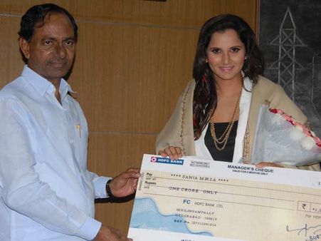 આપ્યો એક કરોડનો ચેક