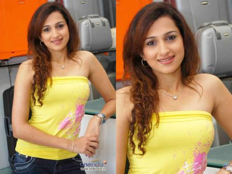 Yummy Yellow Beauties Of Bollywood