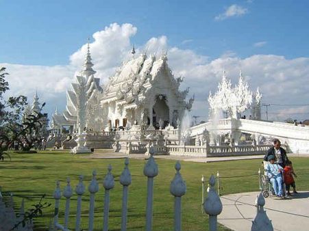 તળાવથી ઘેરાયેલ છે