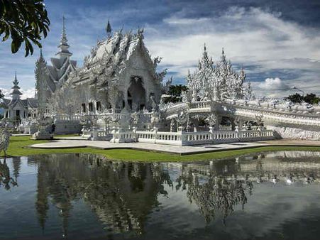 PICS: સુંદરતાનો બેજોડ નમૂનો છે આ 'વ્હાઇટ ટેંપલ'