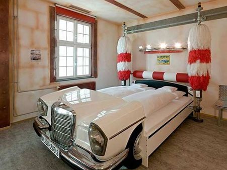 અનોખી હોટેલઃ વૈભવી કાર્સને બનાવી દીધી રૂમની શોભા