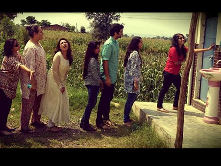 ‘Nature Call’ : ...અને આદિત્ય-પરિણીતી પહોંચ્યા પબ્લિક Toilet!