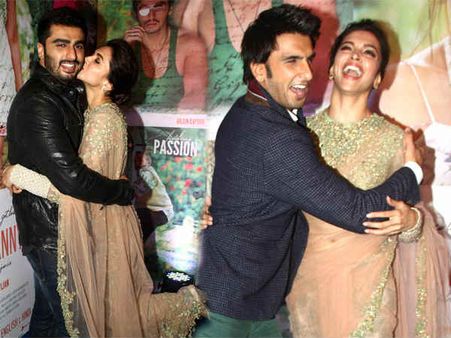 Success Party : દીપિકાએ અર્જુનને Kiss કરી, તો રણવીરે દીપિકાને Hug કર્યું....