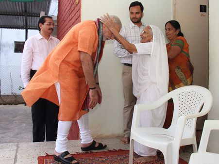 મોદી હીરાબાનું મિલન