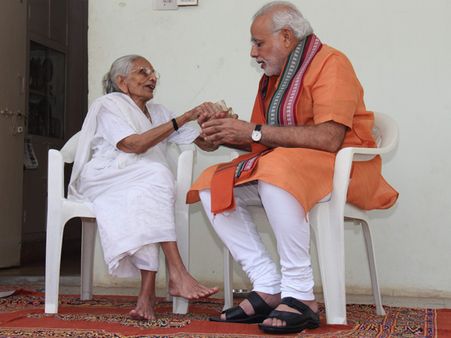 મોદીને માતાની ભેટ