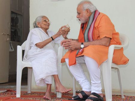 હીરાબાએ આપી ભેટ