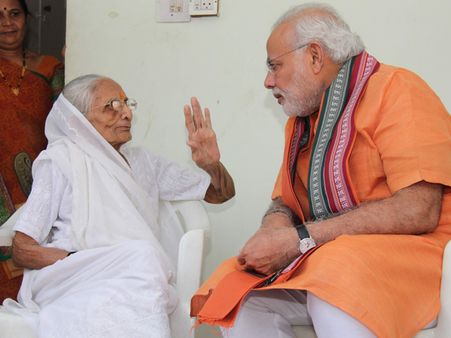 મોદી મળ્યા માતાને