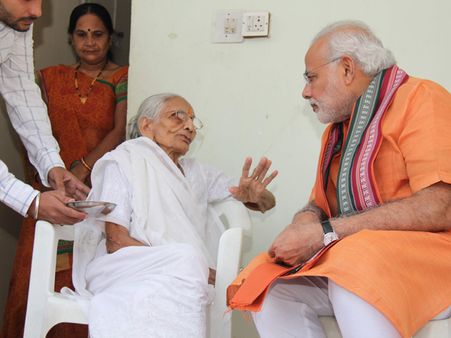 મોદી સાથે મન મૂકીને વાતો કરતા હીરાબા