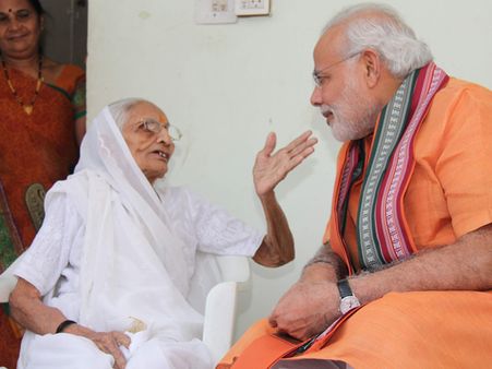 મોદી મળ્યા માતાને