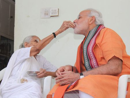 મોદીએ સવારે 7.30 વાગ્યે જ ગાંધીનગર પહોંચ્યા.