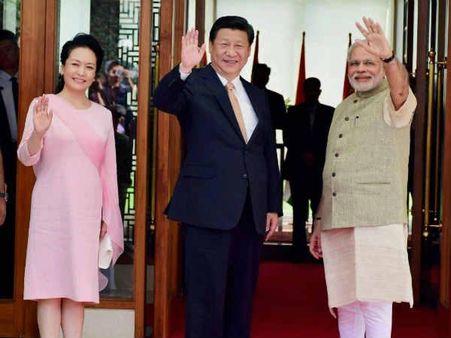 PICS: મોદીએ જિનપિંગને ભેટ આપી મહાત્મા ગાંધીની પેટિંગ