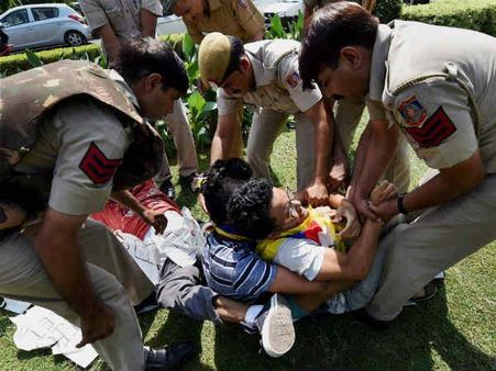 ચીની દૂતાવાસ બહાર તિબેટીયનોનું પ્રદર્શન, 10ની ધરપકડ