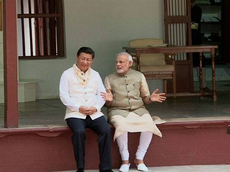 આશ્રમ વિશે માહિતી આપતાં મોદી