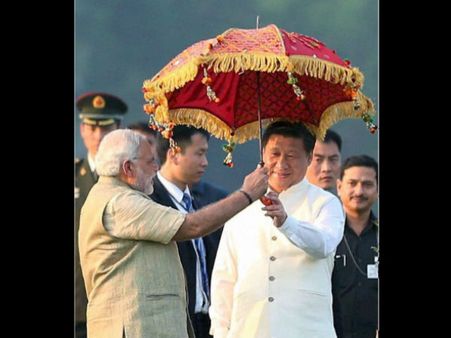 છત્રી સાથે શી જિનપિંગ