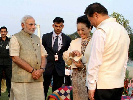 પત્નીને કડુ પહેરાવતાં જિનપિંગ