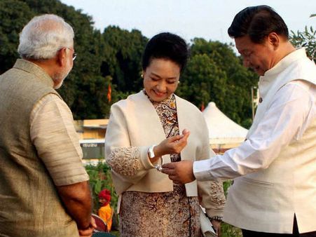 પત્નીને કડુ પહેરાવતાં જિનપિંગ